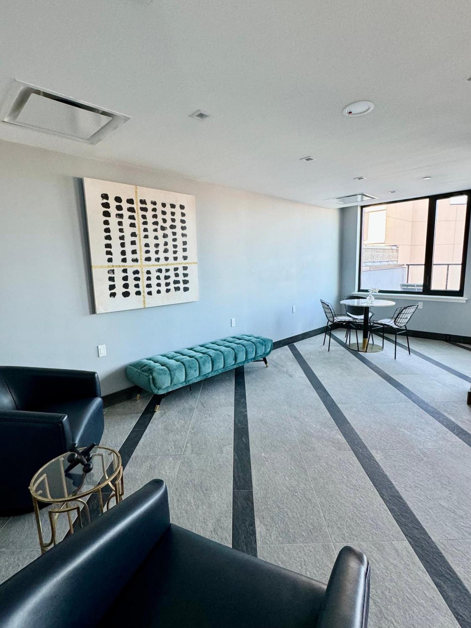 Near Manhattan Spacious Stunning New Modern Penthouse 3-bedroom Appartement *